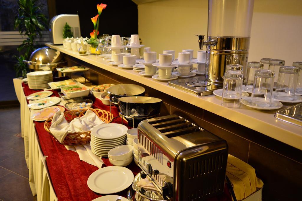 Nadine Hotel Suites Аман Екстериор снимка