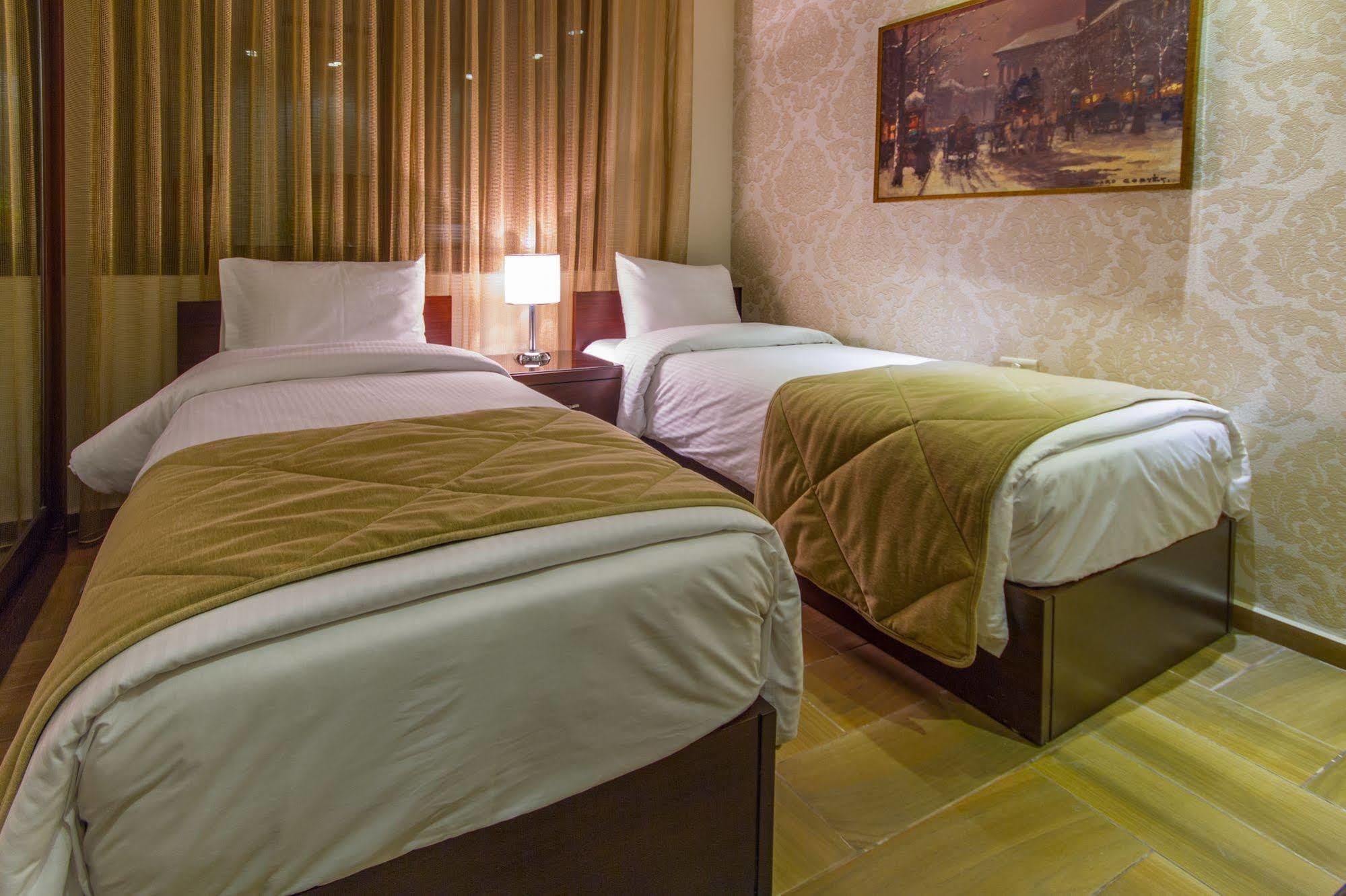 Nadine Hotel Suites Аман Екстериор снимка