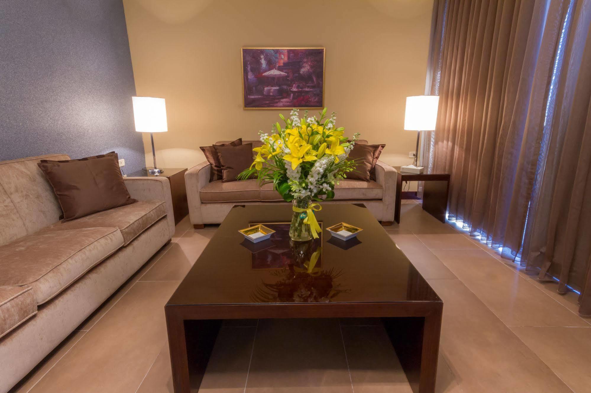 Nadine Hotel Suites Аман Екстериор снимка