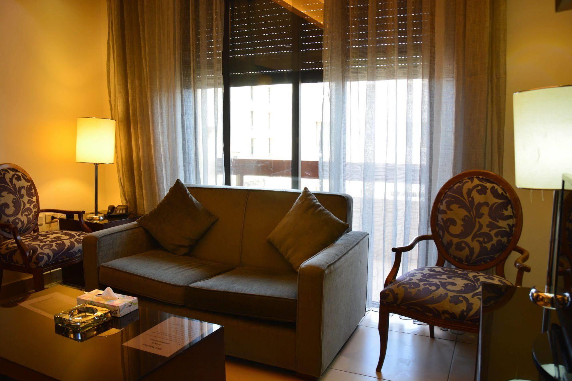 Nadine Hotel Suites Аман Екстериор снимка