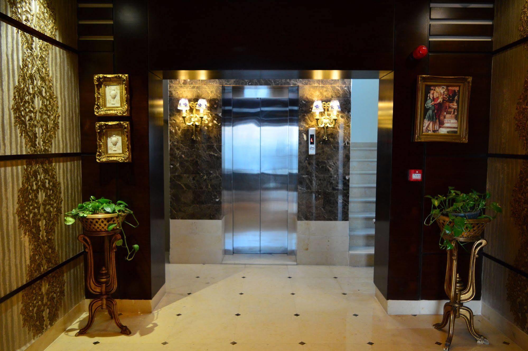 Nadine Hotel Suites Аман Екстериор снимка