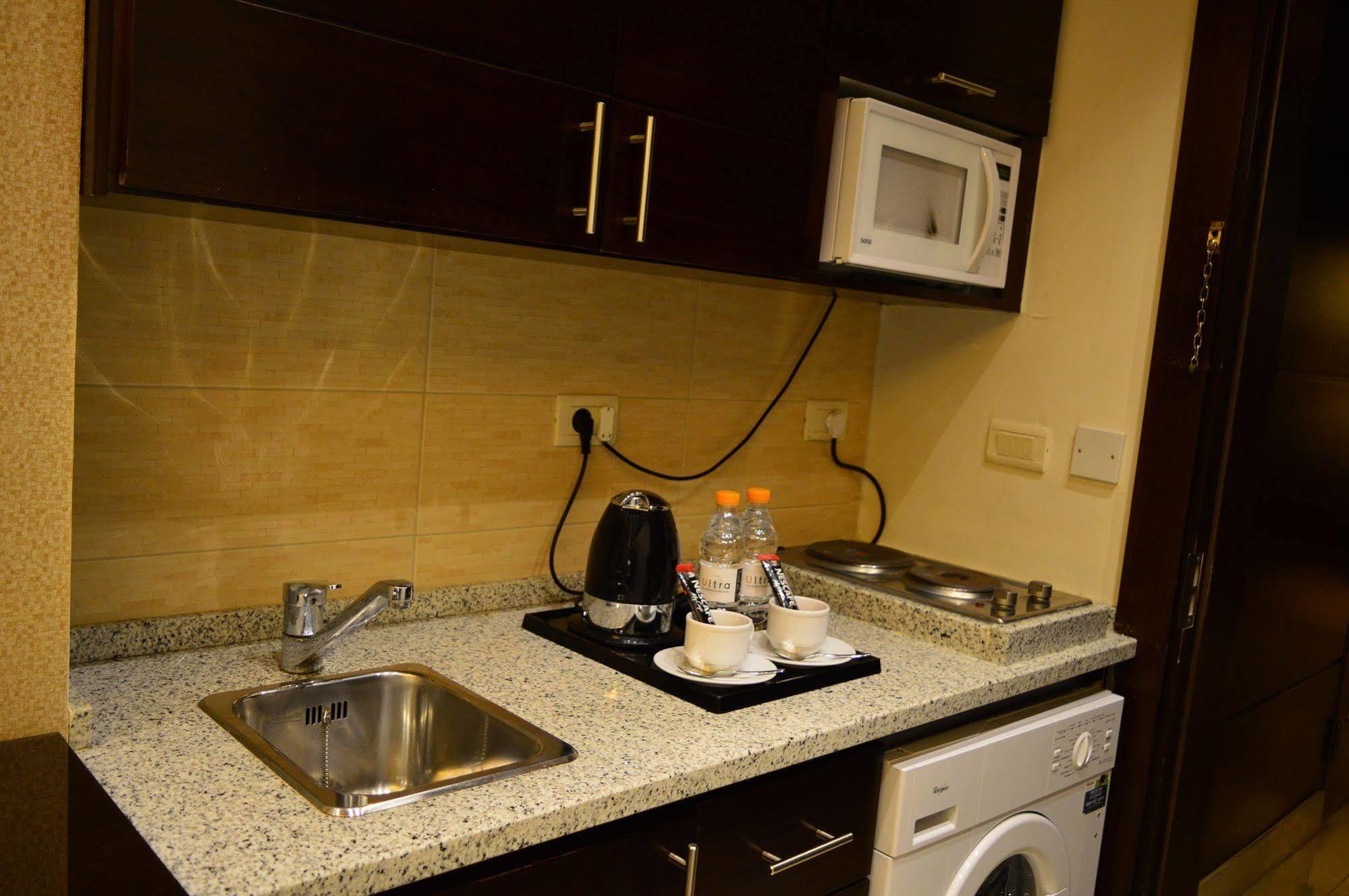 Nadine Hotel Suites Аман Екстериор снимка