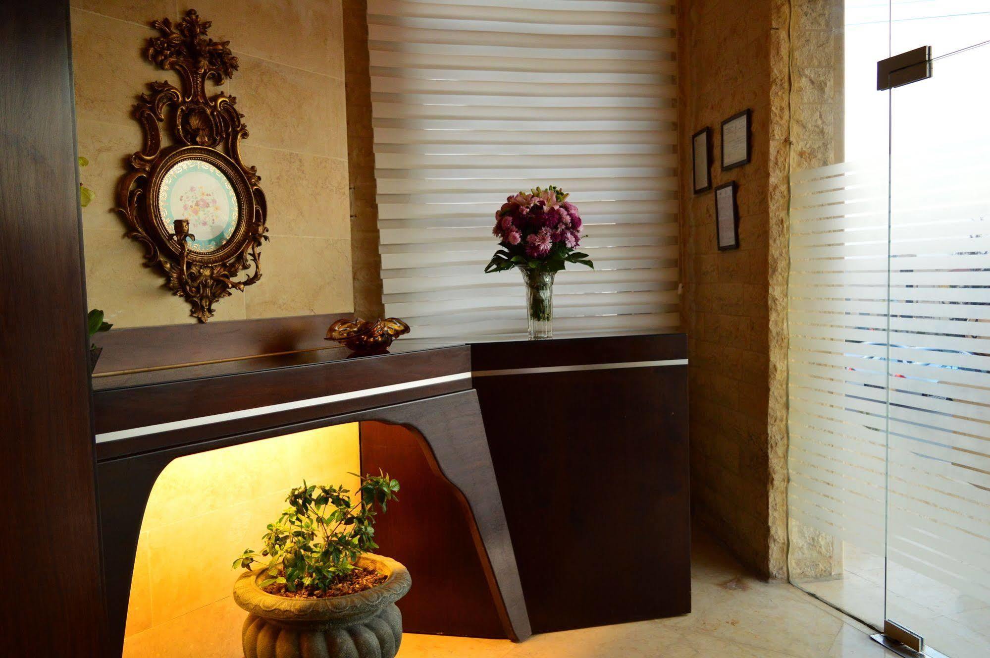Nadine Hotel Suites Аман Екстериор снимка